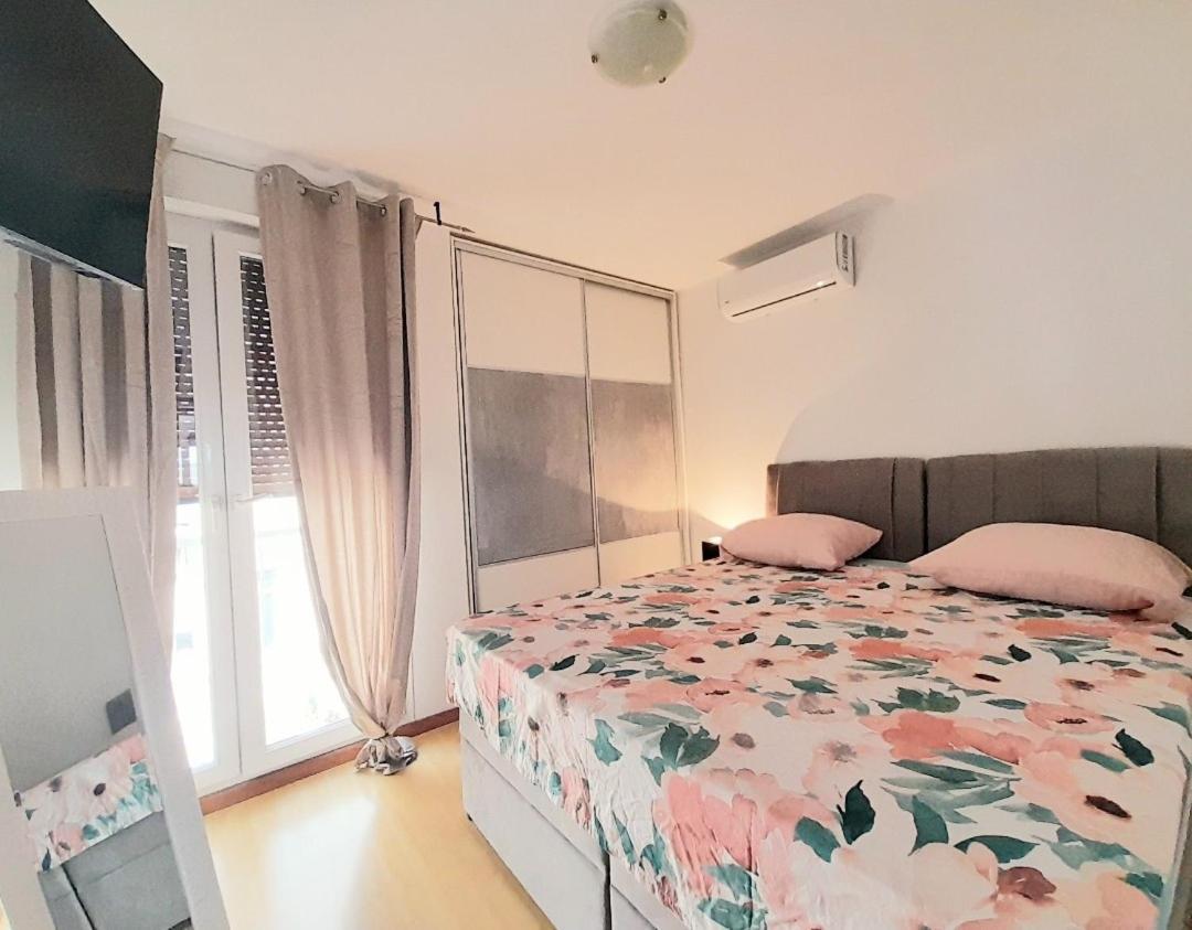 Beautiful Apartment, Close To Apartment *
