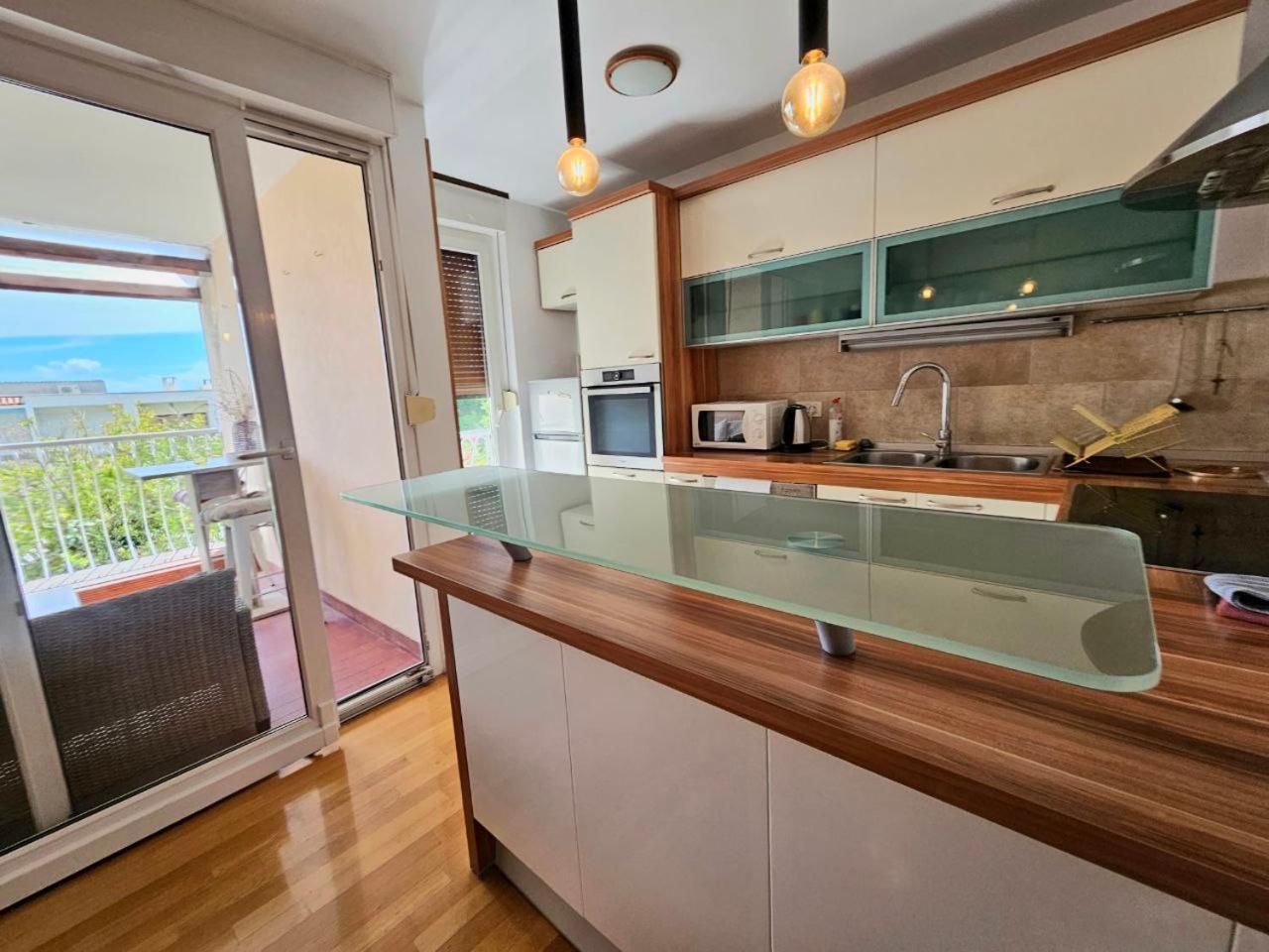 Beautiful Apartment, Close To *